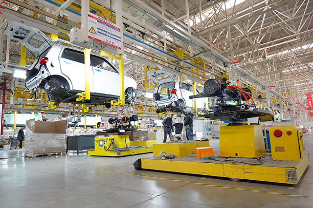 總裝生產(chǎn)線上AGV智能搬運機器人在運送物料。本報記者  劉冰  攝.JPG